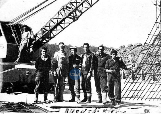 Australia – Gruppo di emigranti in un cantiere