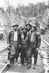 Australia. Tasmania. Nicola Vinciarelli di Gubbio (al centro) con alcuni compagni di lavoro. Collezione Luciano Tosi, Perugia