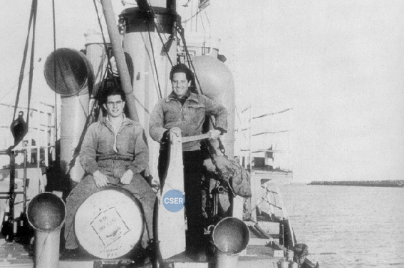 Adelaide (Australia). U. Donati nel cantiere navale di Whyalla con il compagno di lavoro Gigi Cagliato di Lucca Lo sguardo altrove. Consulta dell’emigrazione Emilia Romagna, 1998